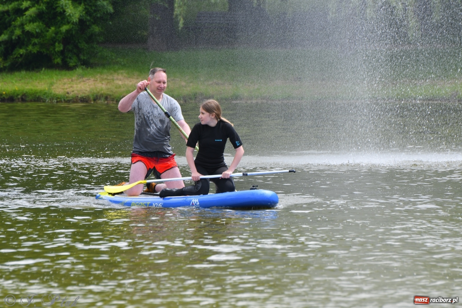 Zdjęcie w galerii na portalu naszraciborz.pl: Racibórz. Wielkie wiosłowanie w parku m. Roth wiadomości z regionu