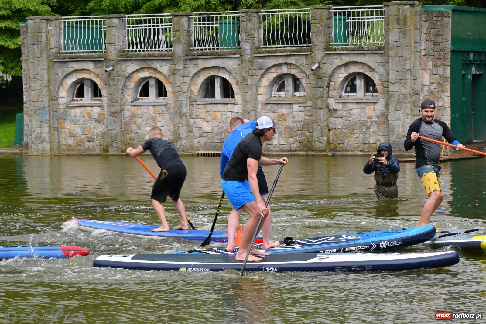 Zdjęcie w galerii na portalu naszraciborz.pl: Racibórz. Wielkie wiosłowanie w parku m. Roth wiadomości z regionu