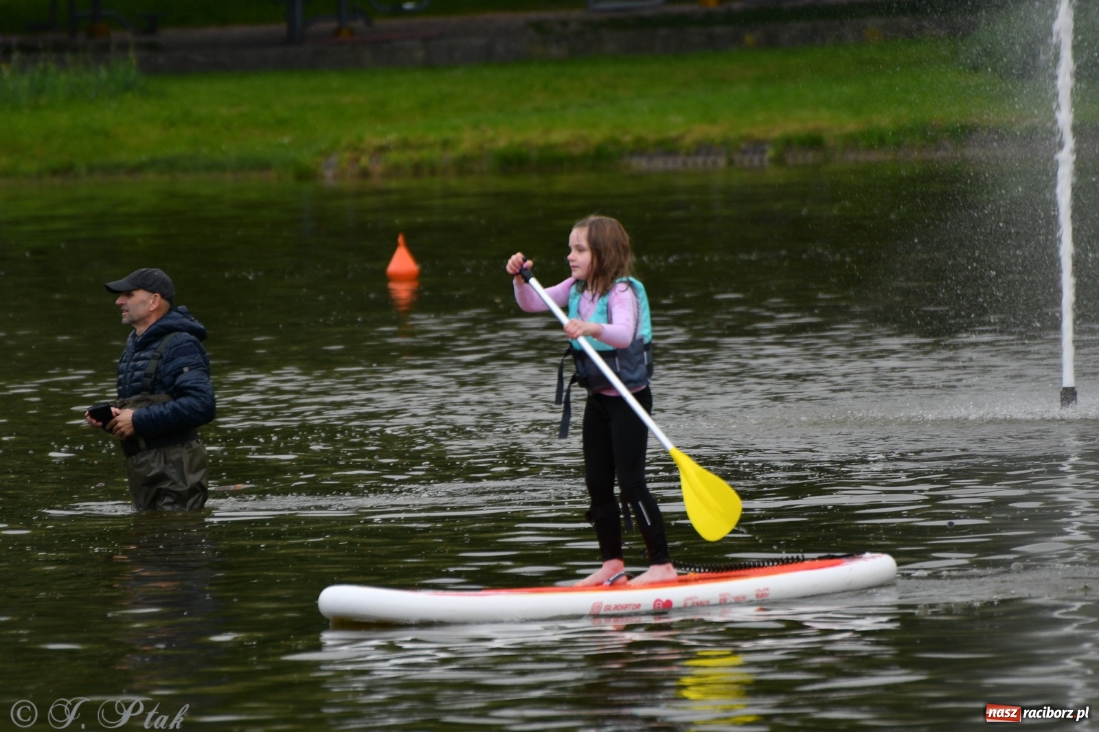 Zdjęcie w galerii na portalu naszraciborz.pl: Racibórz. Wielkie wiosłowanie w parku m. Roth wiadomości z regionu