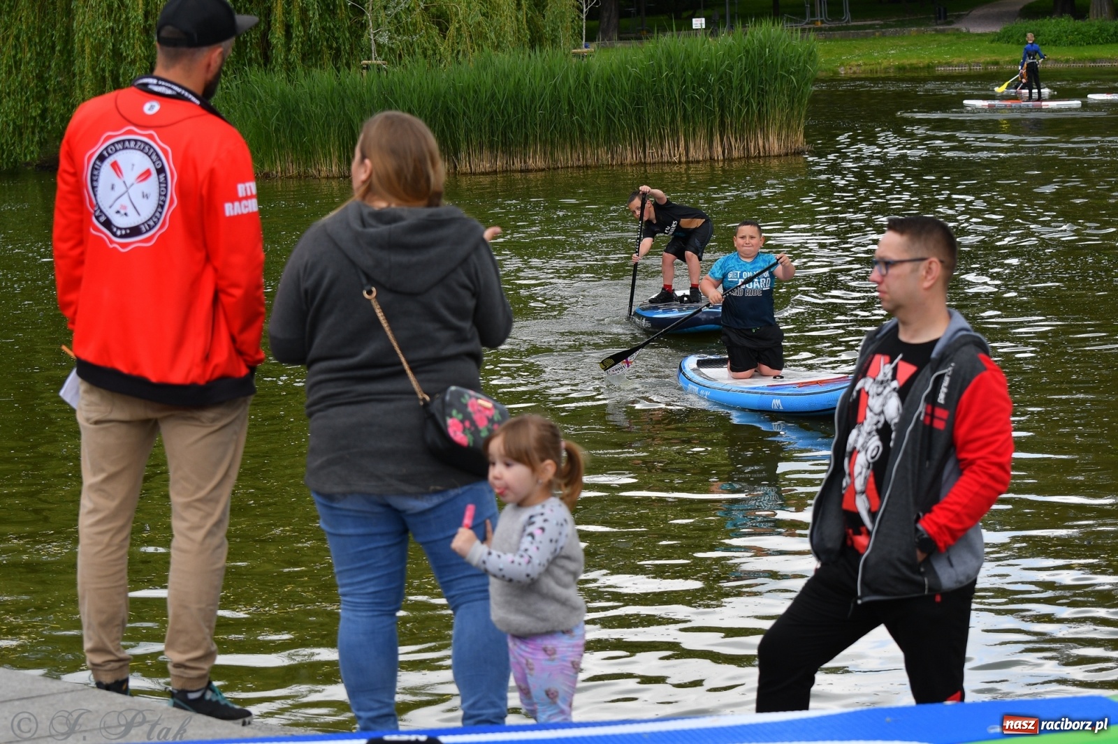 Zdjęcie w galerii na portalu naszraciborz.pl: Racibórz. Wielkie wiosłowanie w parku m. Roth wiadomości z regionu