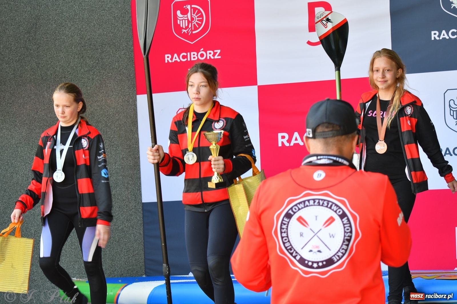 Zdjęcie w galerii na portalu naszraciborz.pl: Racibórz. Wielkie wiosłowanie w parku m. Roth wiadomości z regionu