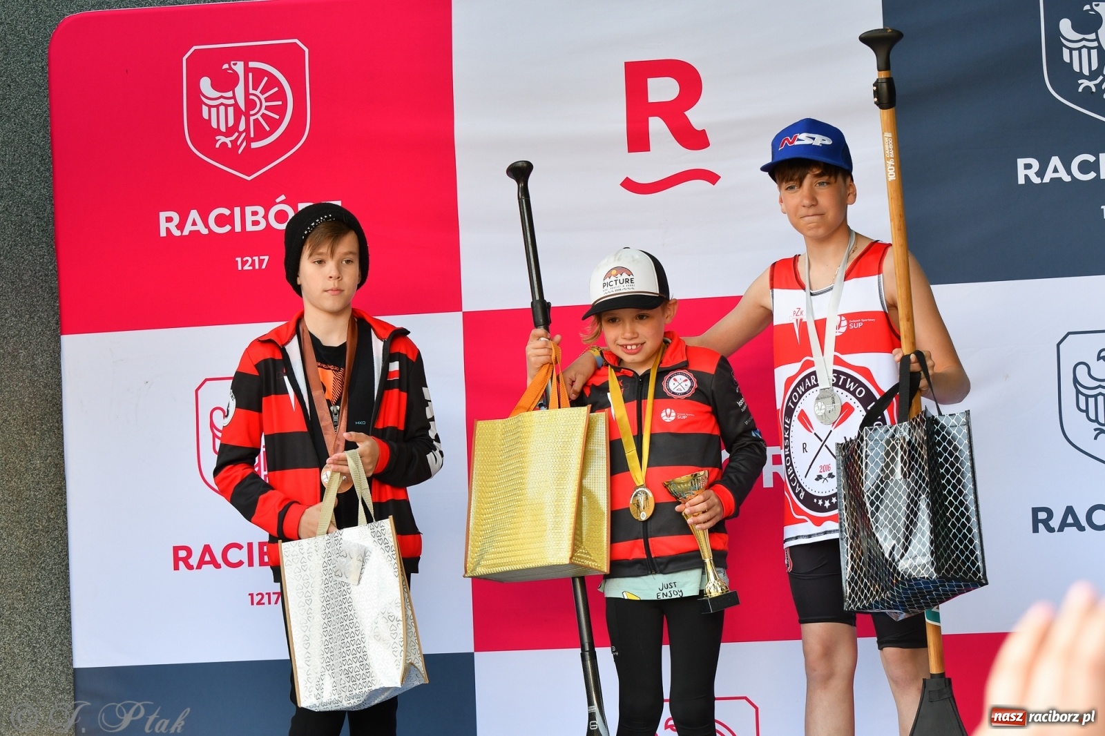 Zdjęcie w galerii na portalu naszraciborz.pl: Racibórz. Wielkie wiosłowanie w parku m. Roth wiadomości z regionu