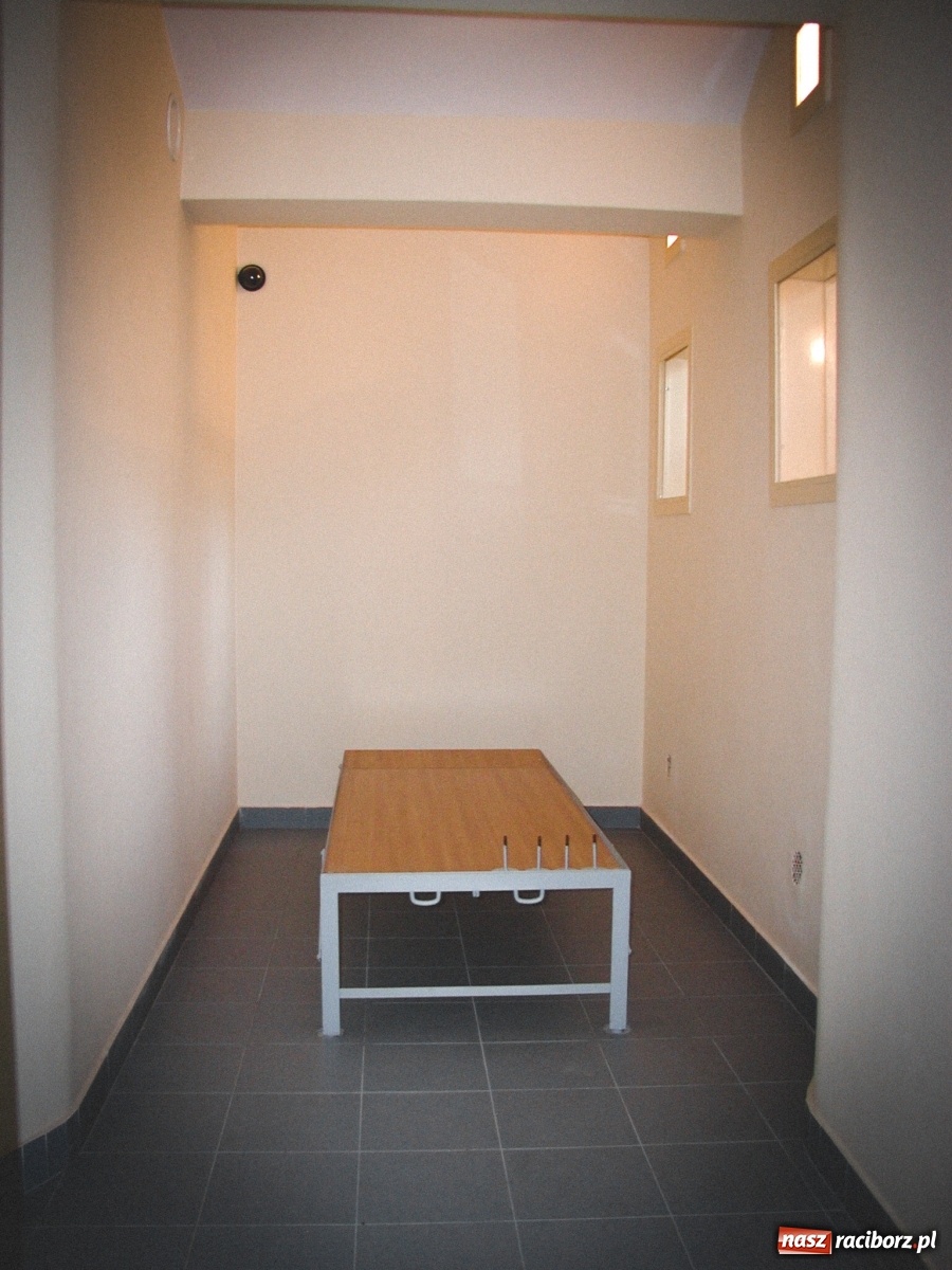 Zdjęcie w galerii na portalu naszraciborz.pl: Zabójca 11-latka z Katowic trafił do ZK Racibórz. Tak go przywitano w areszcie! [FOTO i WIDEO] wiadomości z regionu