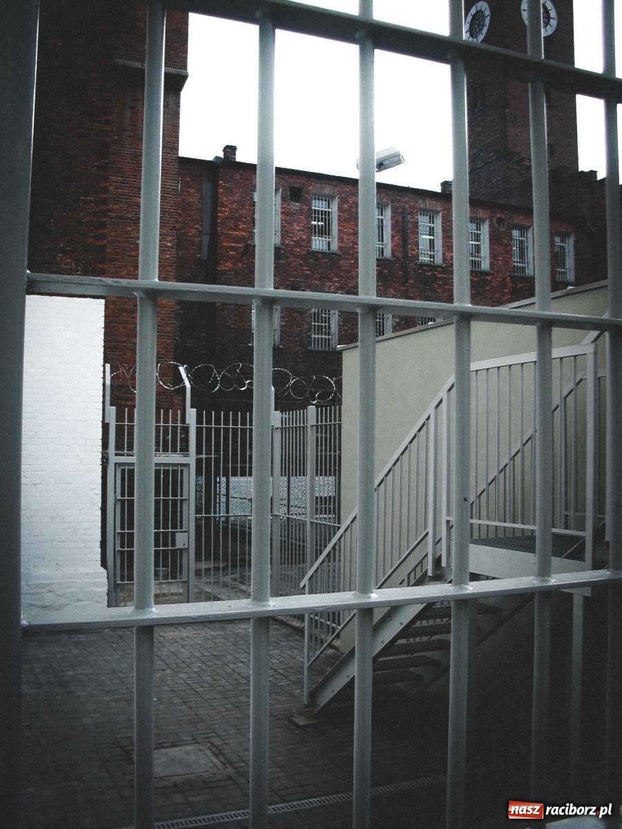 Zdjęcie w galerii na portalu naszraciborz.pl: Zabójca 11-latka z Katowic trafił do ZK Racibórz. Tak go przywitano w areszcie! [FOTO i WIDEO] wiadomości z regionu