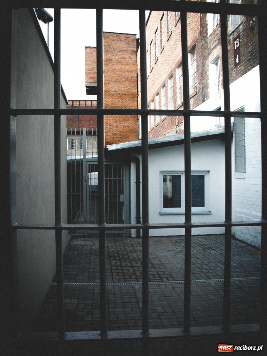 Zdjęcie w galerii na portalu naszraciborz.pl: Zabójca 11-latka z Katowic trafił do ZK Racibórz. Tak go przywitano w areszcie! [FOTO i WIDEO] wiadomości z regionu