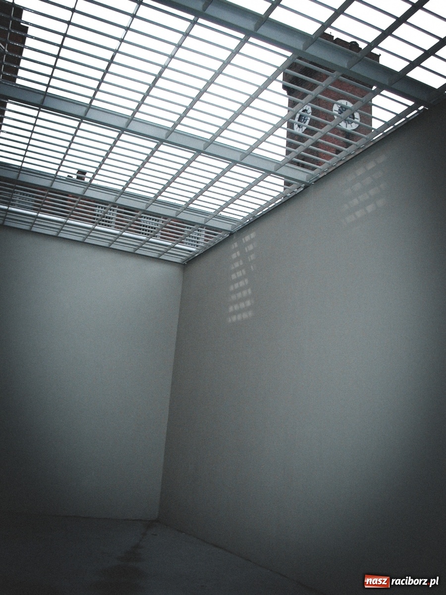 Zdjęcie w galerii na portalu naszraciborz.pl: Zabójca 11-latka z Katowic trafił do ZK Racibórz. Tak go przywitano w areszcie! [FOTO i WIDEO] wiadomości z regionu