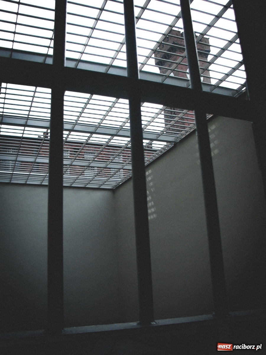 Zdjęcie w galerii na portalu naszraciborz.pl: Zabójca 11-latka z Katowic trafił do ZK Racibórz. Tak go przywitano w areszcie! [FOTO i WIDEO] wiadomości z regionu