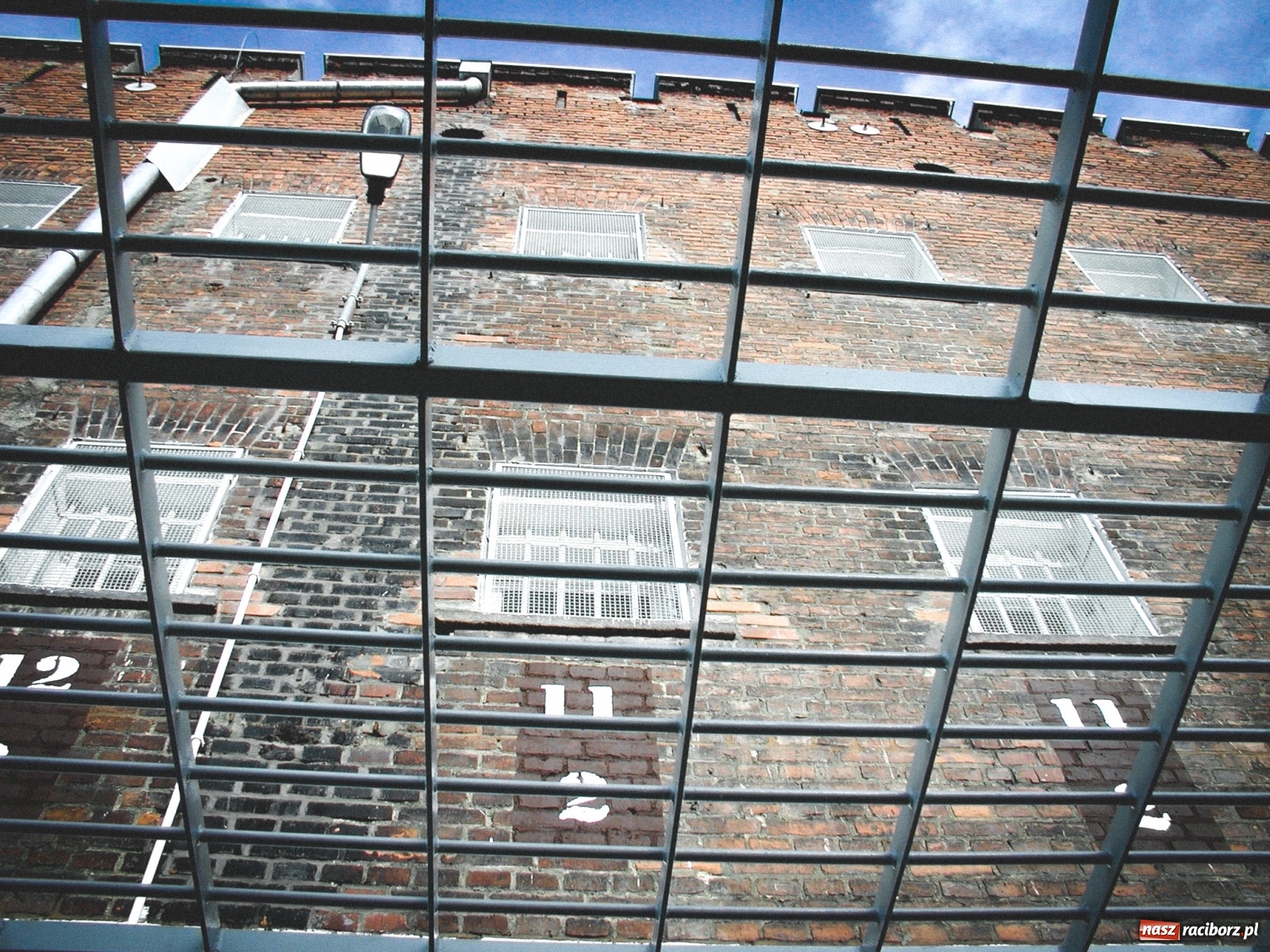 Zdjęcie w galerii na portalu naszraciborz.pl: Zabójca 11-latka z Katowic trafił do ZK Racibórz. Tak go przywitano w areszcie! [FOTO i WIDEO] wiadomości z regionu