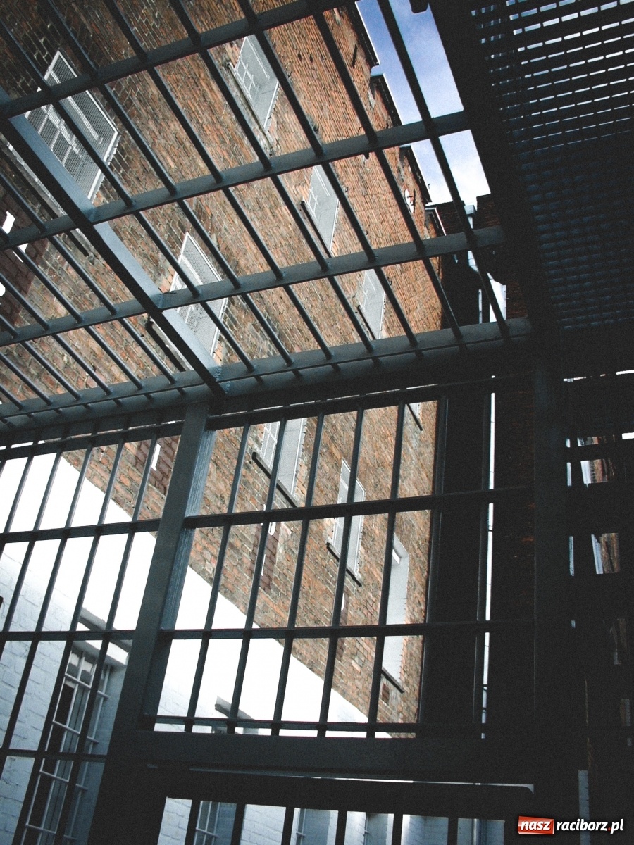 Zdjęcie w galerii na portalu naszraciborz.pl: Zabójca 11-latka z Katowic trafił do ZK Racibórz. Tak go przywitano w areszcie! [FOTO i WIDEO] wiadomości z regionu