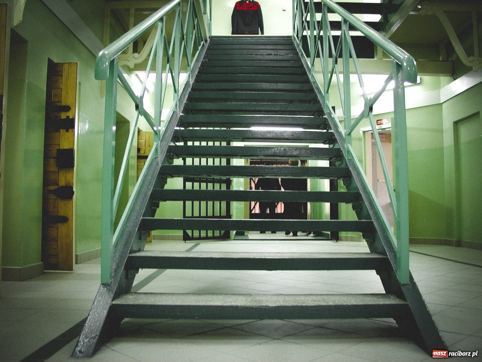 Zdjęcie w galerii na portalu naszraciborz.pl: Zabójca 11-latka z Katowic trafił do ZK Racibórz. Tak go przywitano w areszcie! [FOTO i WIDEO] wiadomości z regionu