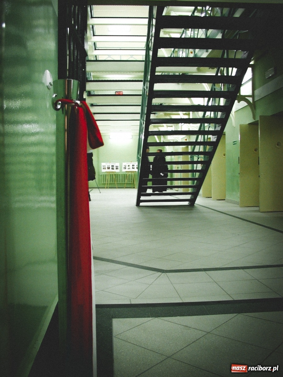 Zdjęcie w galerii na portalu naszraciborz.pl: Zabójca 11-latka z Katowic trafił do ZK Racibórz. Tak go przywitano w areszcie! [FOTO i WIDEO] wiadomości z regionu