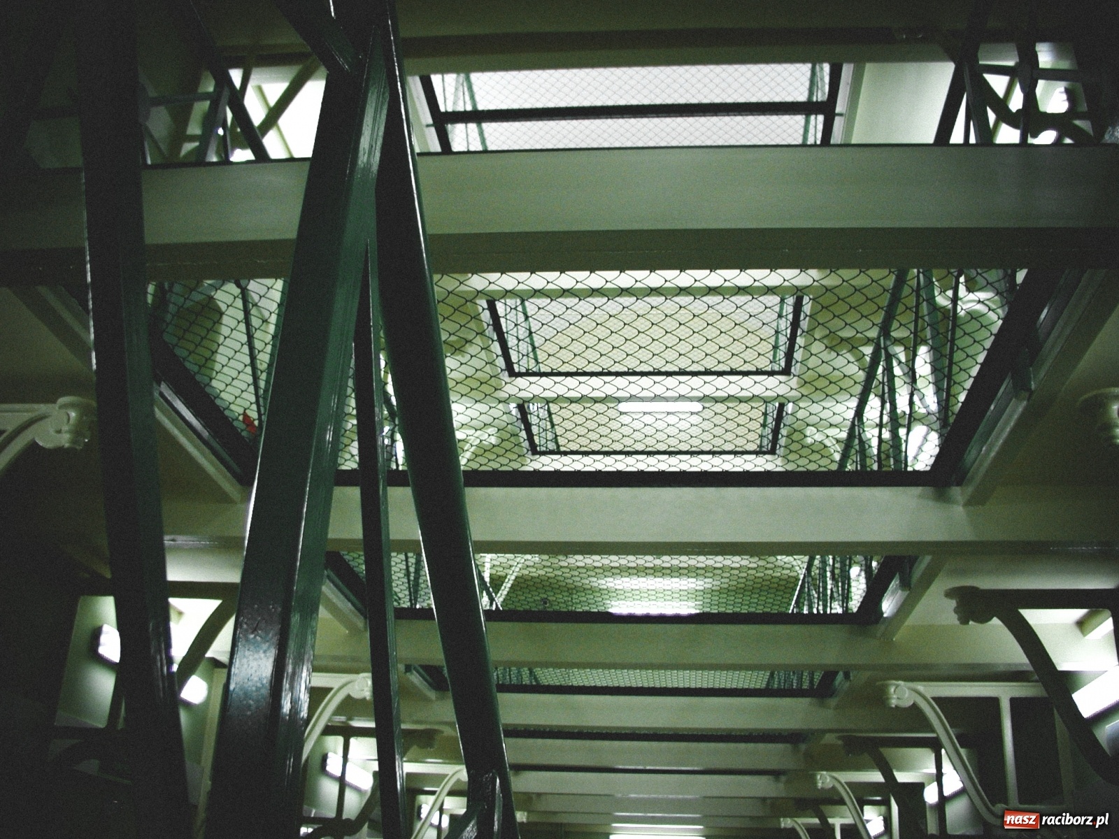 Zdjęcie w galerii na portalu naszraciborz.pl: Zabójca 11-latka z Katowic trafił do ZK Racibórz. Tak go przywitano w areszcie! [FOTO i WIDEO] wiadomości z regionu