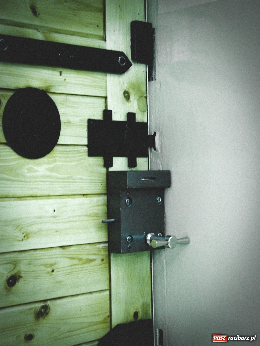 Zdjęcie w galerii na portalu naszraciborz.pl: Zabójca 11-latka z Katowic trafił do ZK Racibórz. Tak go przywitano w areszcie! [FOTO i WIDEO] wiadomości z regionu