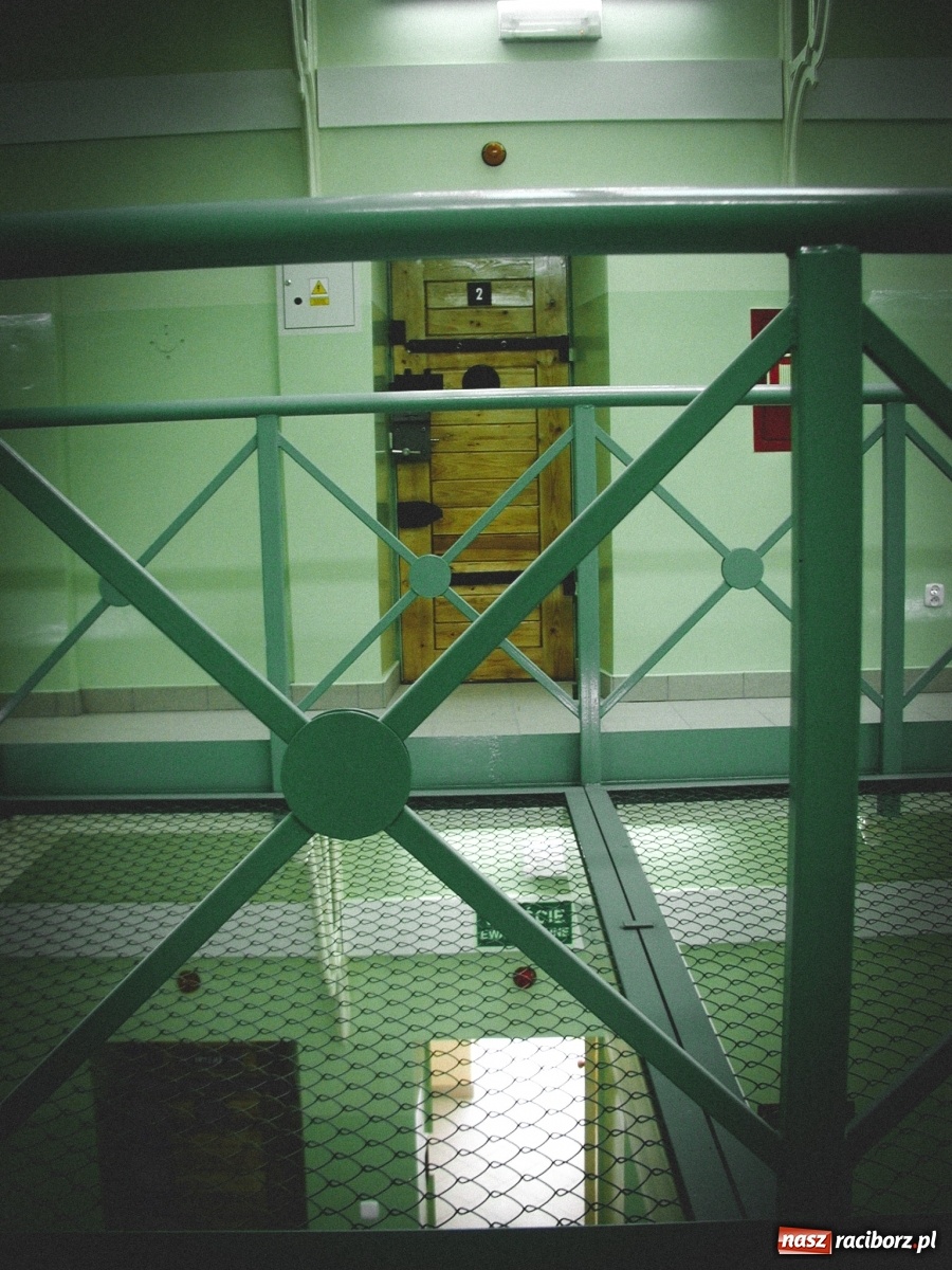 Zdjęcie w galerii na portalu naszraciborz.pl: Zabójca 11-latka z Katowic trafił do ZK Racibórz. Tak go przywitano w areszcie! [FOTO i WIDEO] wiadomości z regionu