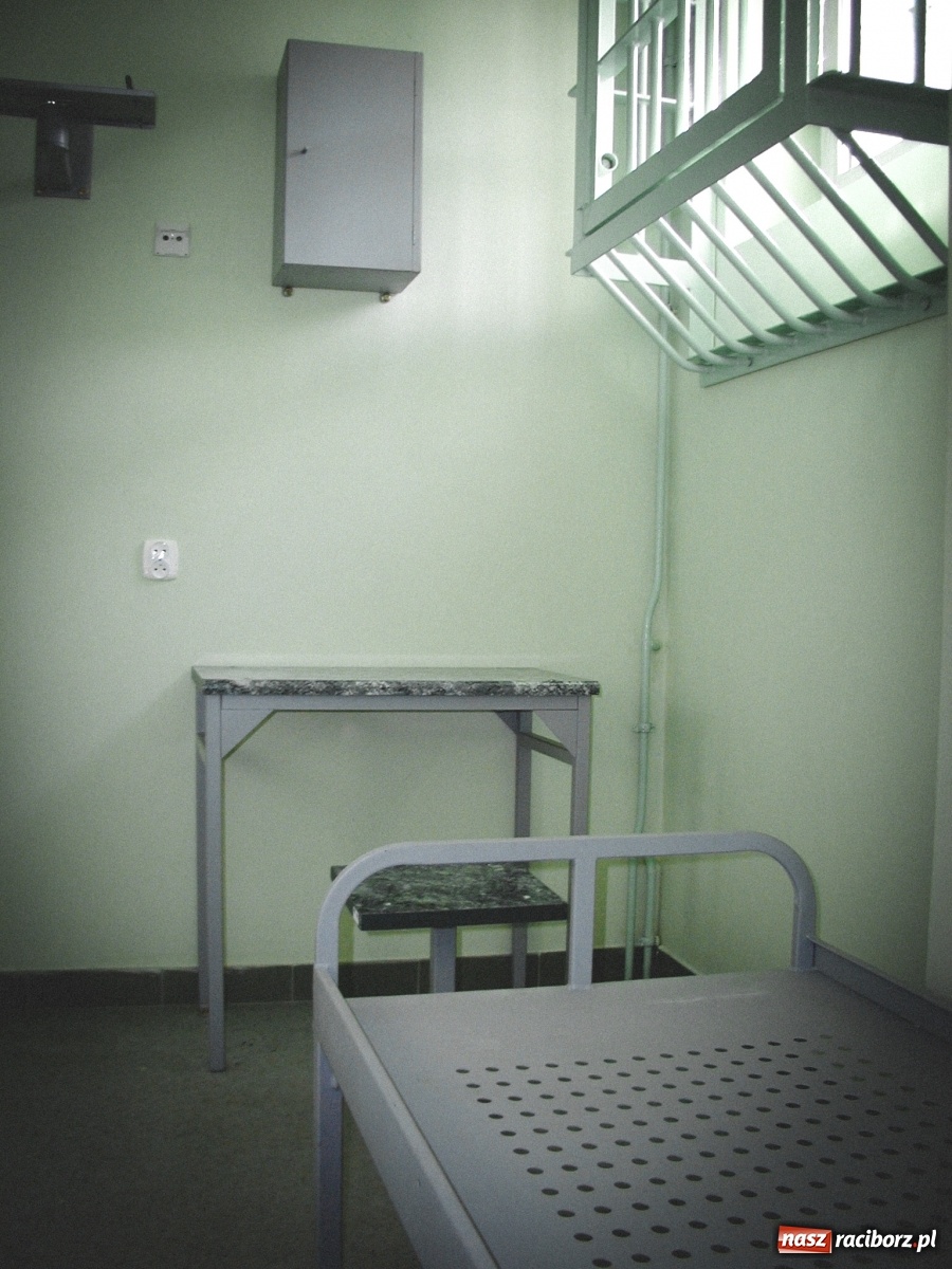 Zdjęcie w galerii na portalu naszraciborz.pl: Zabójca 11-latka z Katowic trafił do ZK Racibórz. Tak go przywitano w areszcie! [FOTO i WIDEO] wiadomości z regionu