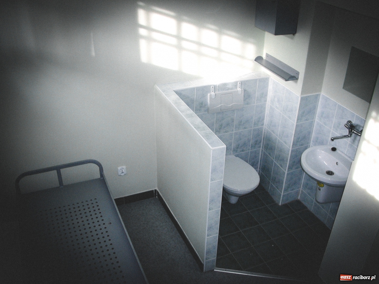 Zdjęcie w galerii na portalu naszraciborz.pl: Zabójca 11-latka z Katowic trafił do ZK Racibórz. Tak go przywitano w areszcie! [FOTO i WIDEO] wiadomości z regionu