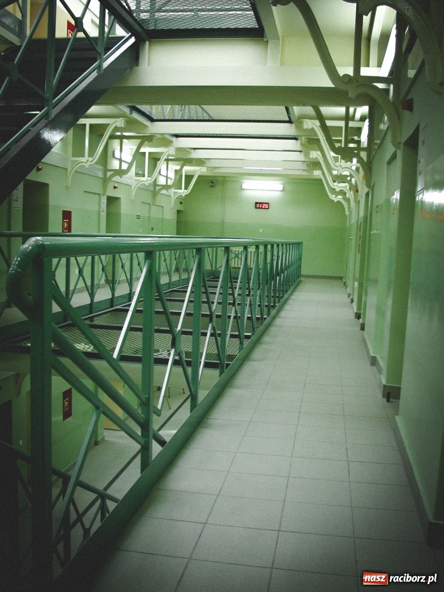 Zdjęcie w galerii na portalu naszraciborz.pl: Zabójca 11-latka z Katowic trafił do ZK Racibórz. Tak go przywitano w areszcie! [FOTO i WIDEO] wiadomości z regionu