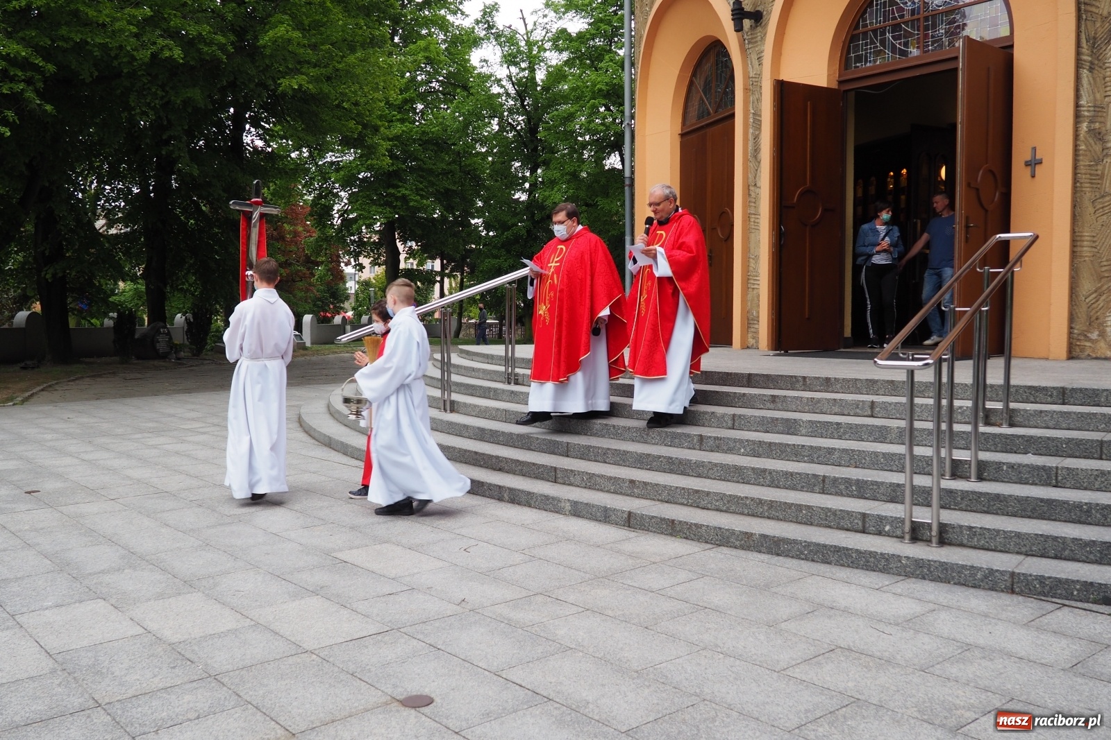 Zdjęcie w galerii na portalu naszraciborz.pl: Przy kościele NSPJ poświęcono nową figurę św. Jana Nepomucena wiadomości z regionu