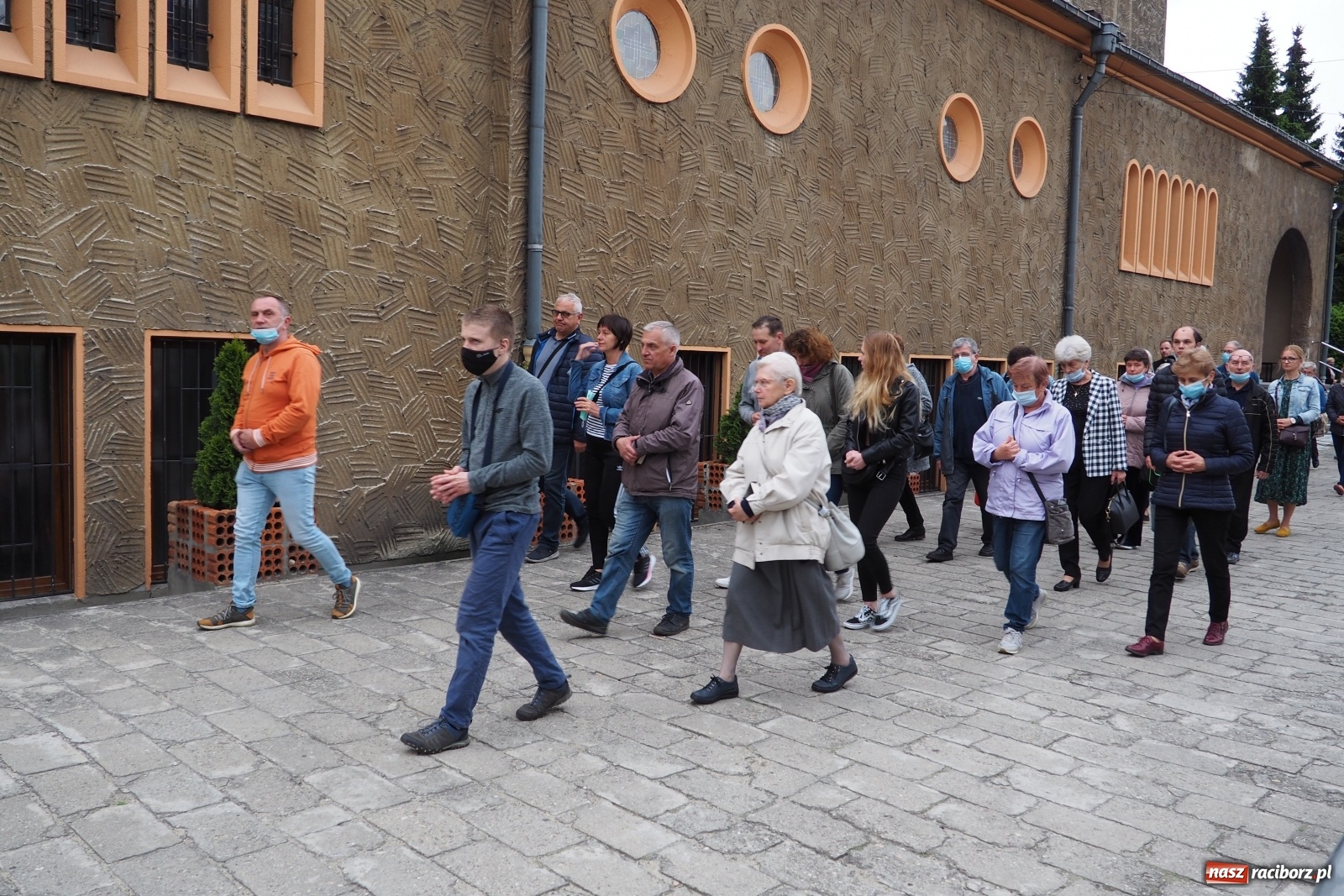 Zdjęcie w galerii na portalu naszraciborz.pl: Przy kościele NSPJ poświęcono nową figurę św. Jana Nepomucena wiadomości z regionu