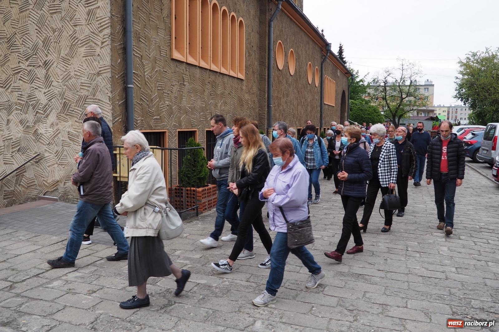 Zdjęcie w galerii na portalu naszraciborz.pl: Przy kościele NSPJ poświęcono nową figurę św. Jana Nepomucena wiadomości z regionu