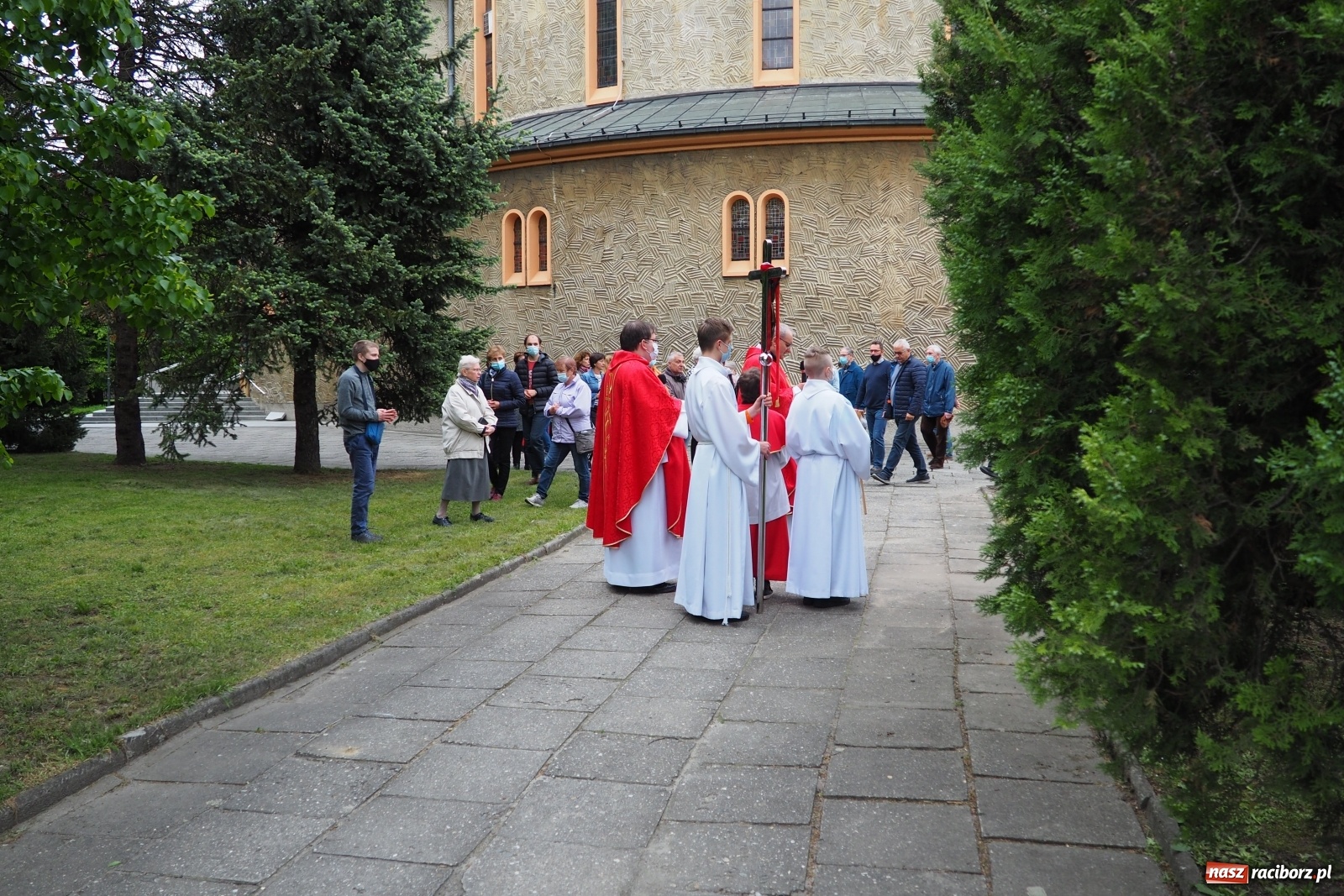 Zdjęcie w galerii na portalu naszraciborz.pl: Przy kościele NSPJ poświęcono nową figurę św. Jana Nepomucena wiadomości z regionu