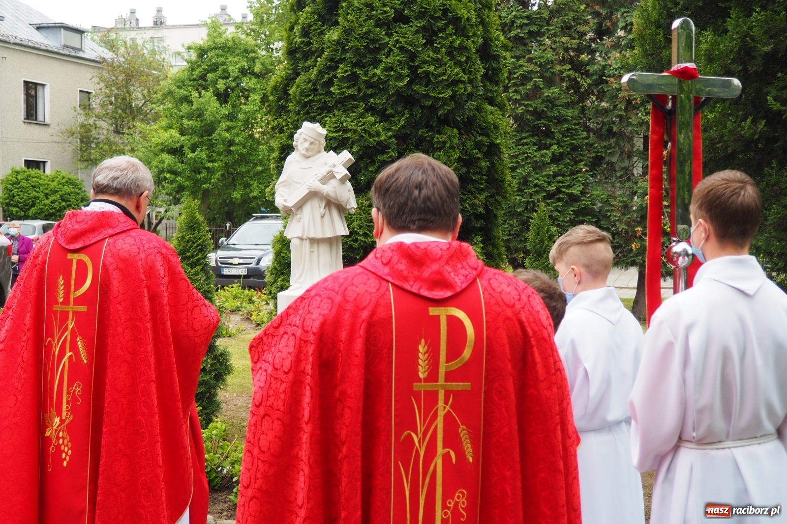 Zdjęcie w galerii na portalu naszraciborz.pl: Przy kościele NSPJ poświęcono nową figurę św. Jana Nepomucena wiadomości z regionu
