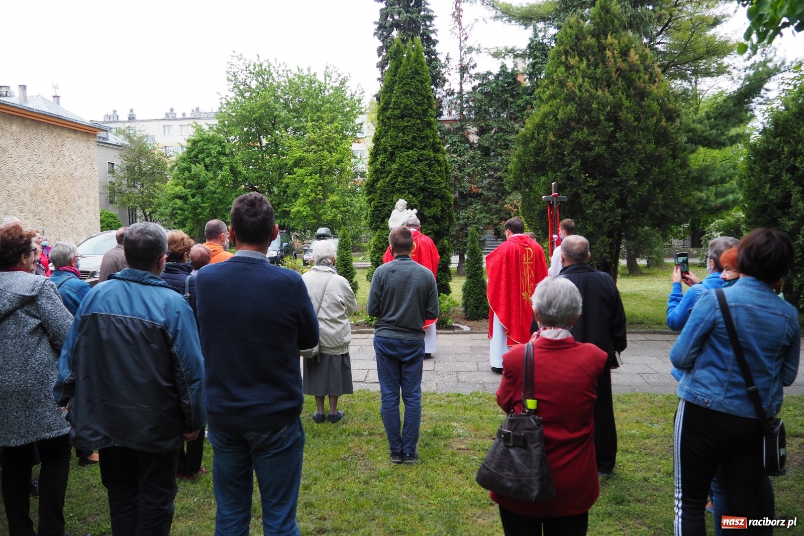 Zdjęcie w galerii na portalu naszraciborz.pl: Przy kościele NSPJ poświęcono nową figurę św. Jana Nepomucena wiadomości z regionu