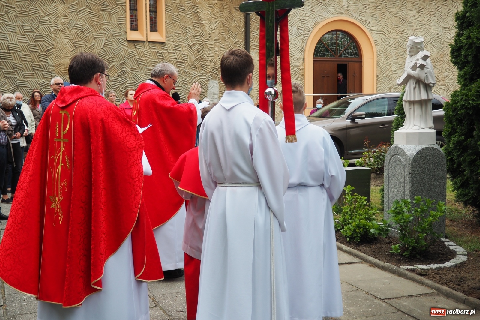 Zdjęcie w galerii na portalu naszraciborz.pl: Przy kościele NSPJ poświęcono nową figurę św. Jana Nepomucena wiadomości z regionu