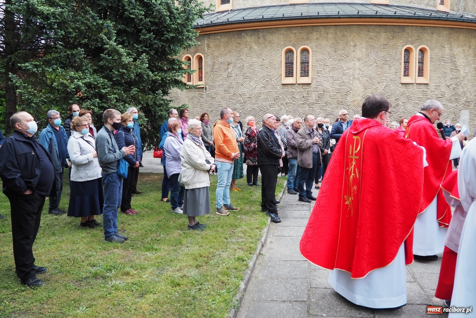 Zdjęcie w galerii na portalu naszraciborz.pl: Przy kościele NSPJ poświęcono nową figurę św. Jana Nepomucena wiadomości z regionu