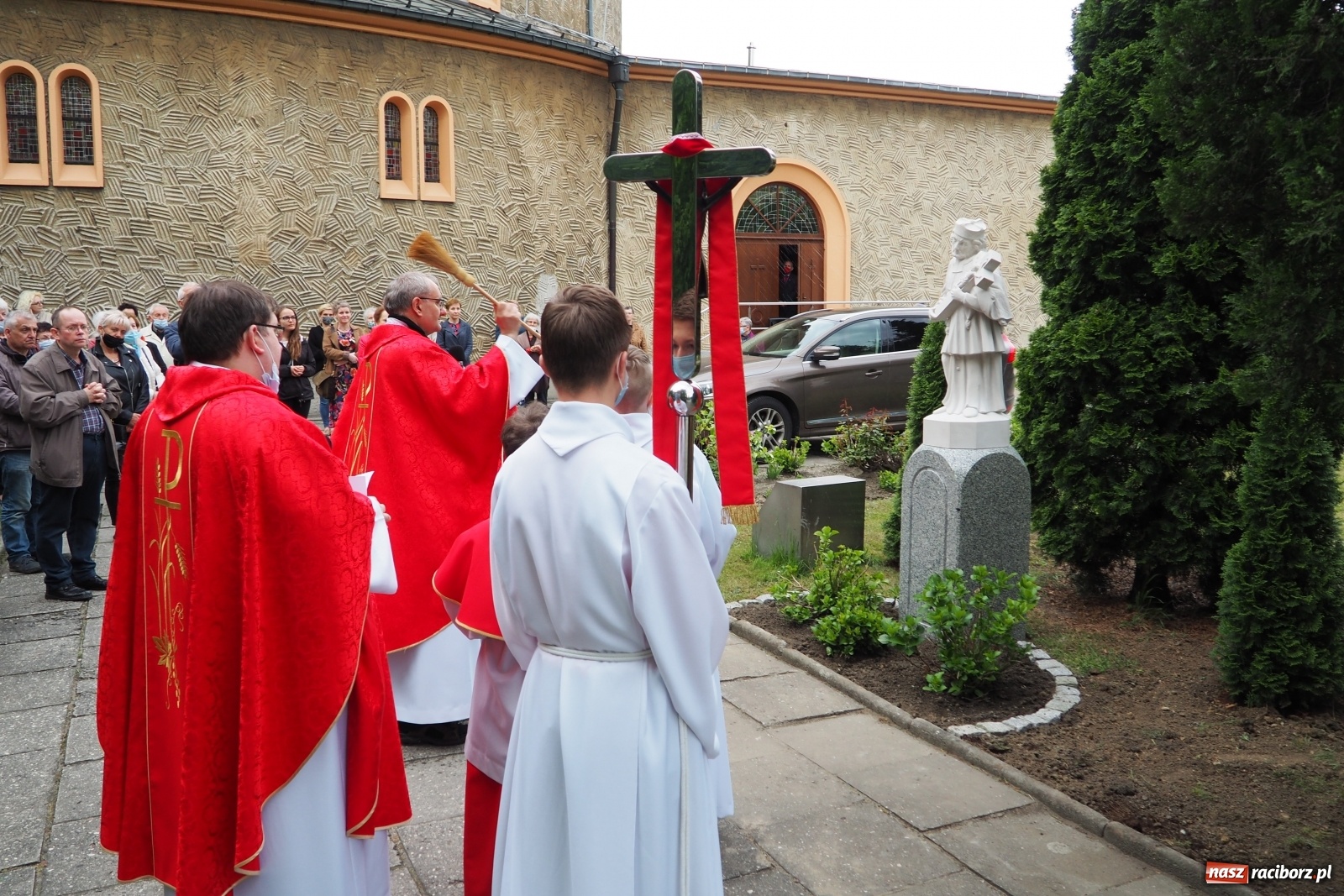 Zdjęcie w galerii na portalu naszraciborz.pl: Przy kościele NSPJ poświęcono nową figurę św. Jana Nepomucena wiadomości z regionu