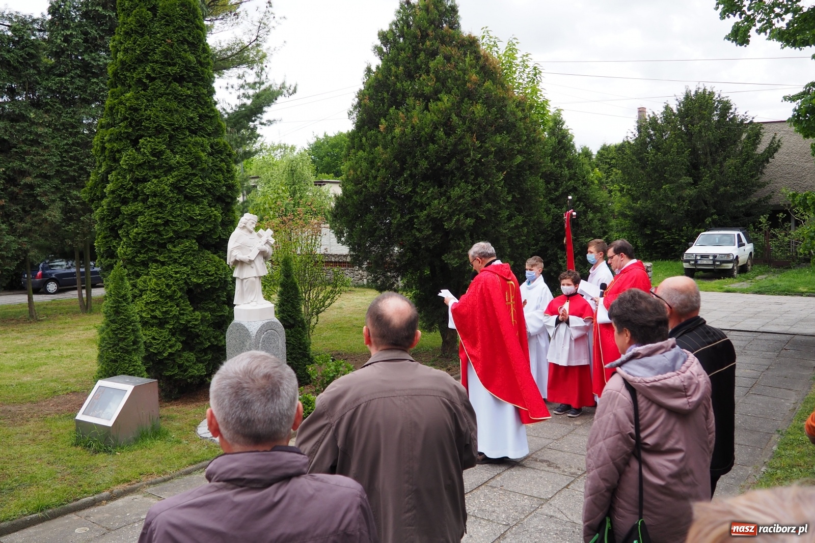 Zdjęcie w galerii na portalu naszraciborz.pl: Przy kościele NSPJ poświęcono nową figurę św. Jana Nepomucena wiadomości z regionu