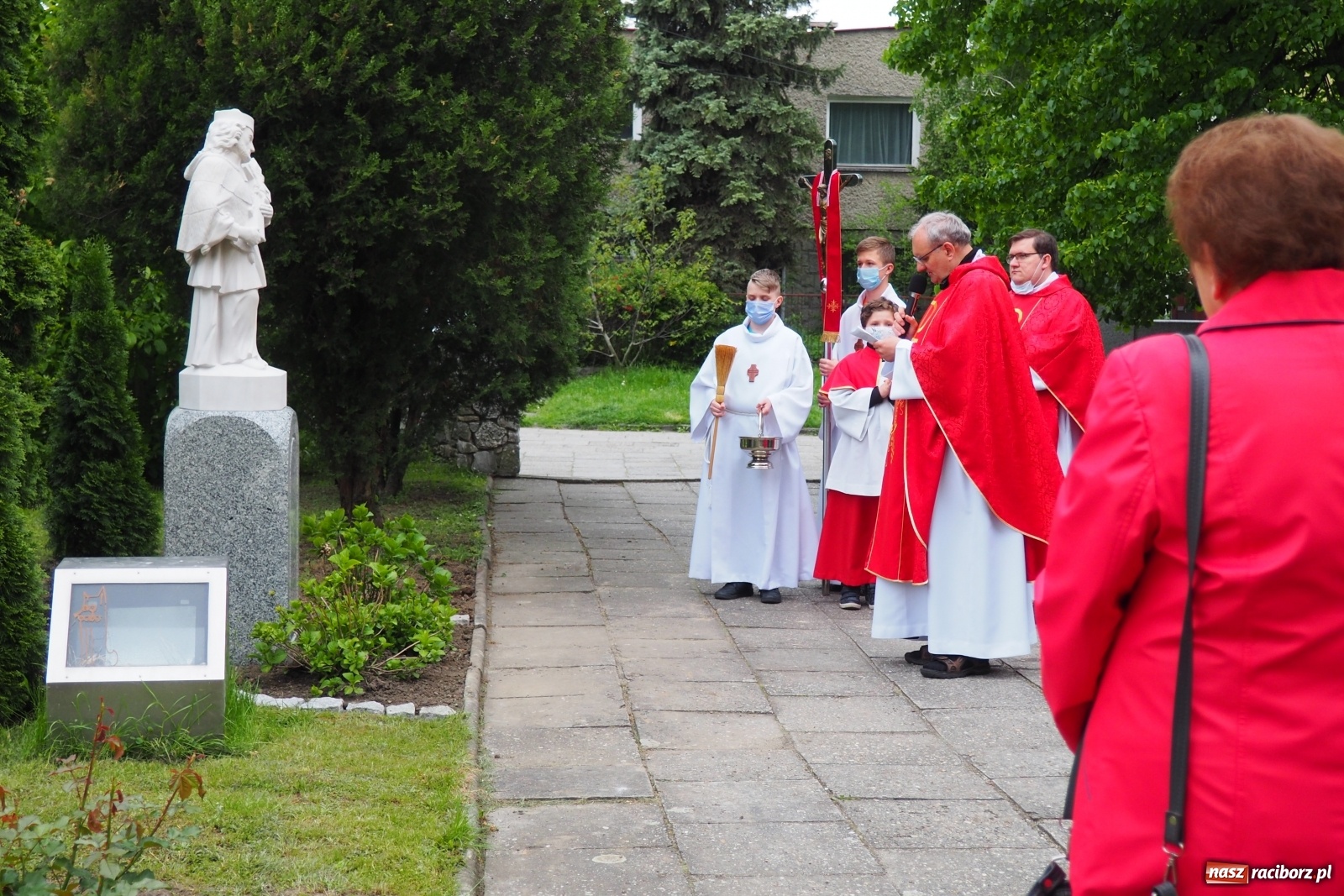 Zdjęcie w galerii na portalu naszraciborz.pl: Przy kościele NSPJ poświęcono nową figurę św. Jana Nepomucena wiadomości z regionu