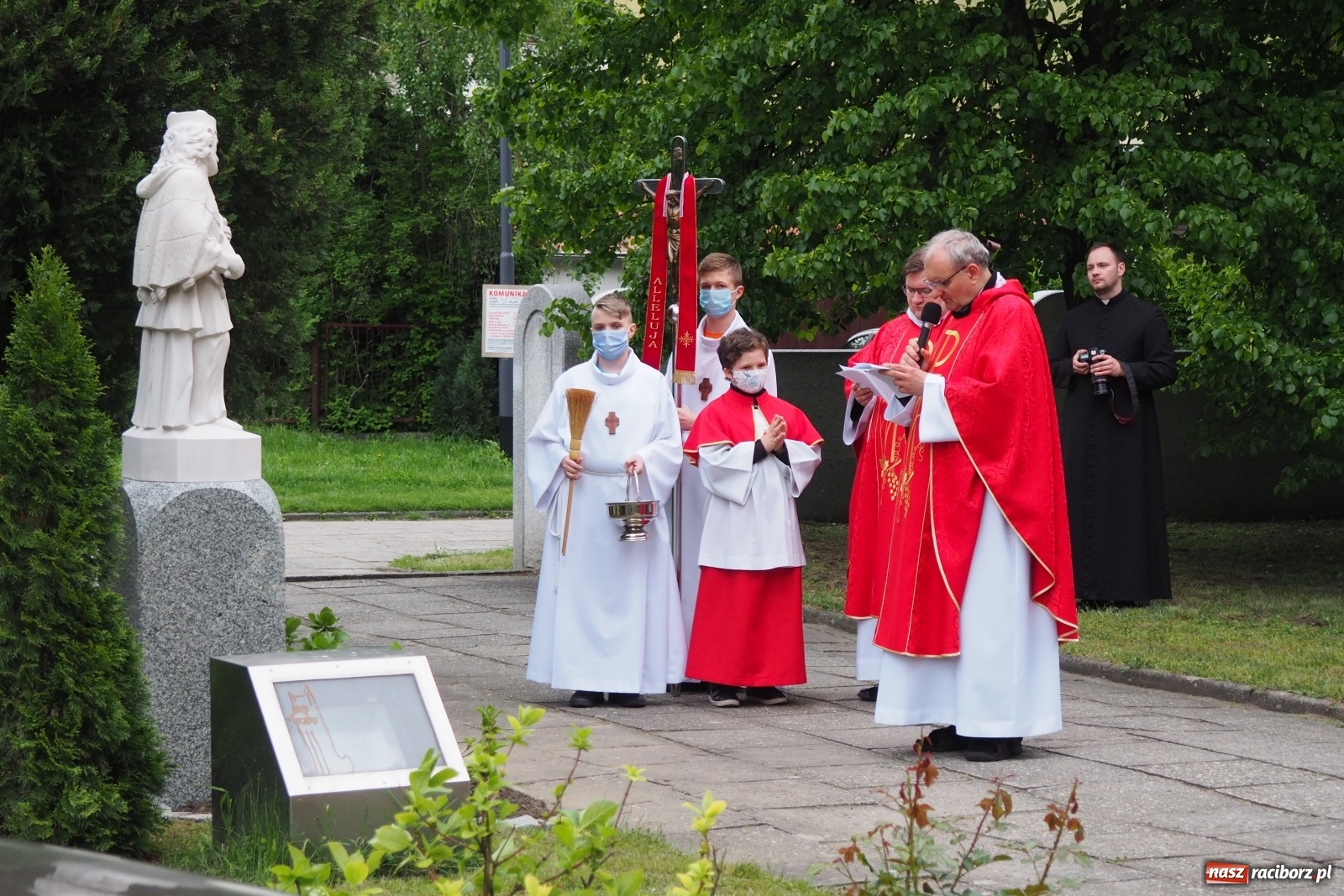Zdjęcie w galerii na portalu naszraciborz.pl: Przy kościele NSPJ poświęcono nową figurę św. Jana Nepomucena wiadomości z regionu