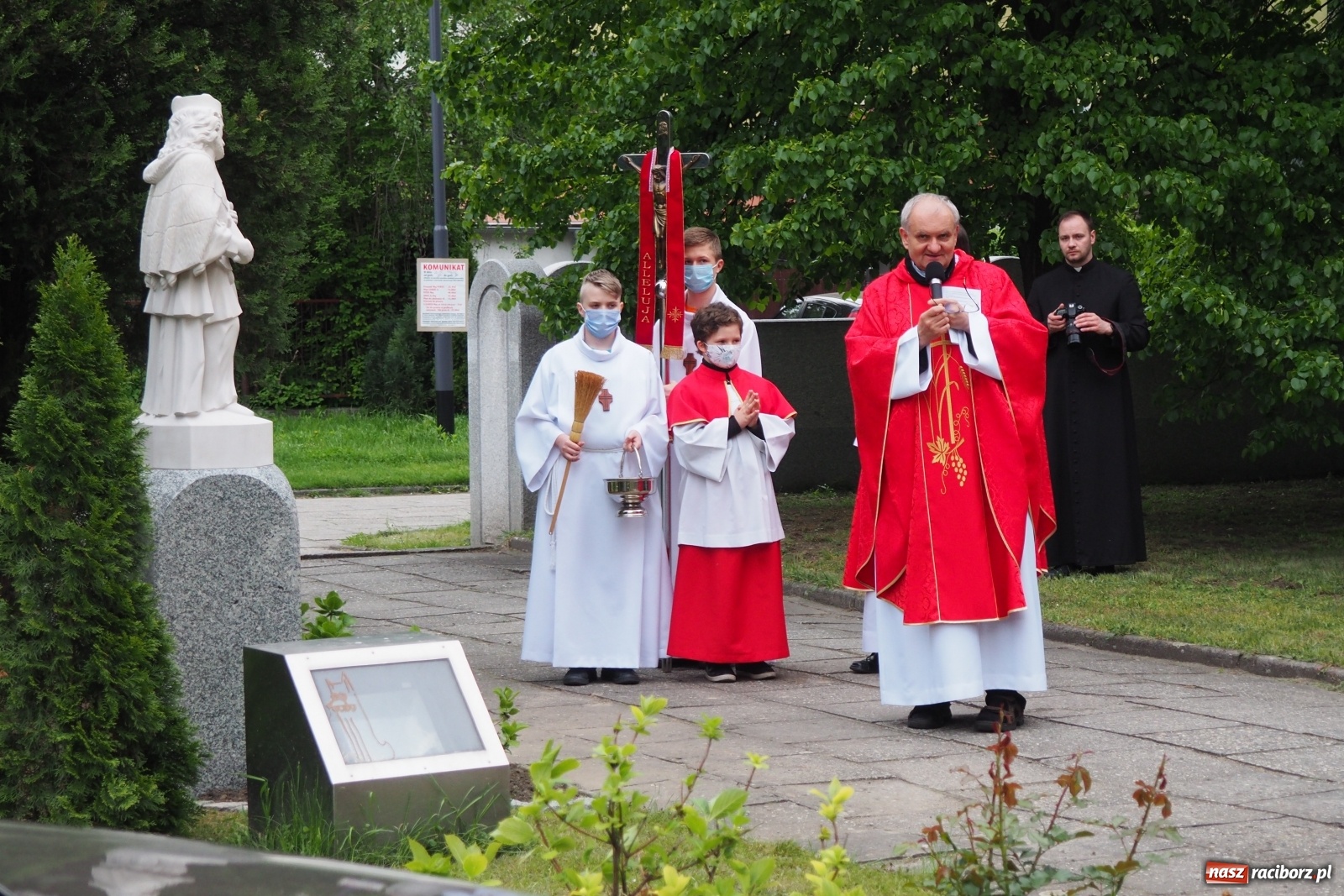 Zdjęcie w galerii na portalu naszraciborz.pl: Przy kościele NSPJ poświęcono nową figurę św. Jana Nepomucena wiadomości z regionu