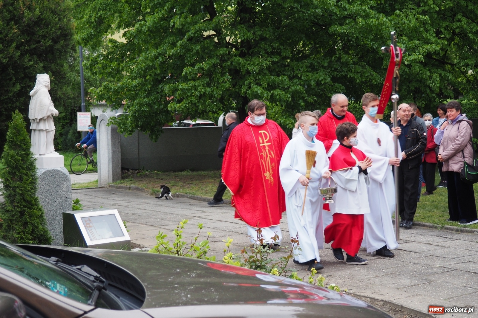 Zdjęcie w galerii na portalu naszraciborz.pl: Przy kościele NSPJ poświęcono nową figurę św. Jana Nepomucena wiadomości z regionu