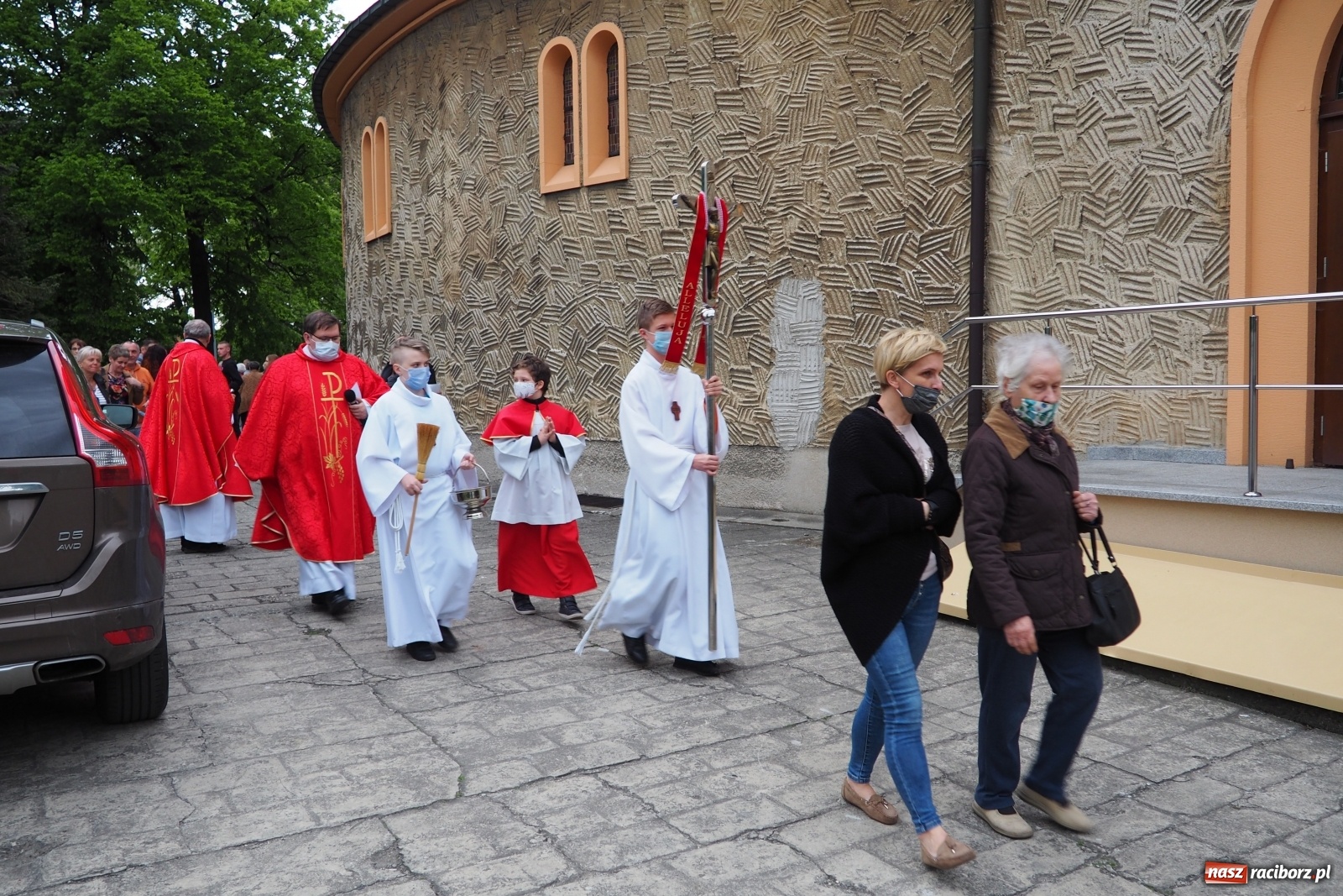 Zdjęcie w galerii na portalu naszraciborz.pl: Przy kościele NSPJ poświęcono nową figurę św. Jana Nepomucena wiadomości z regionu
