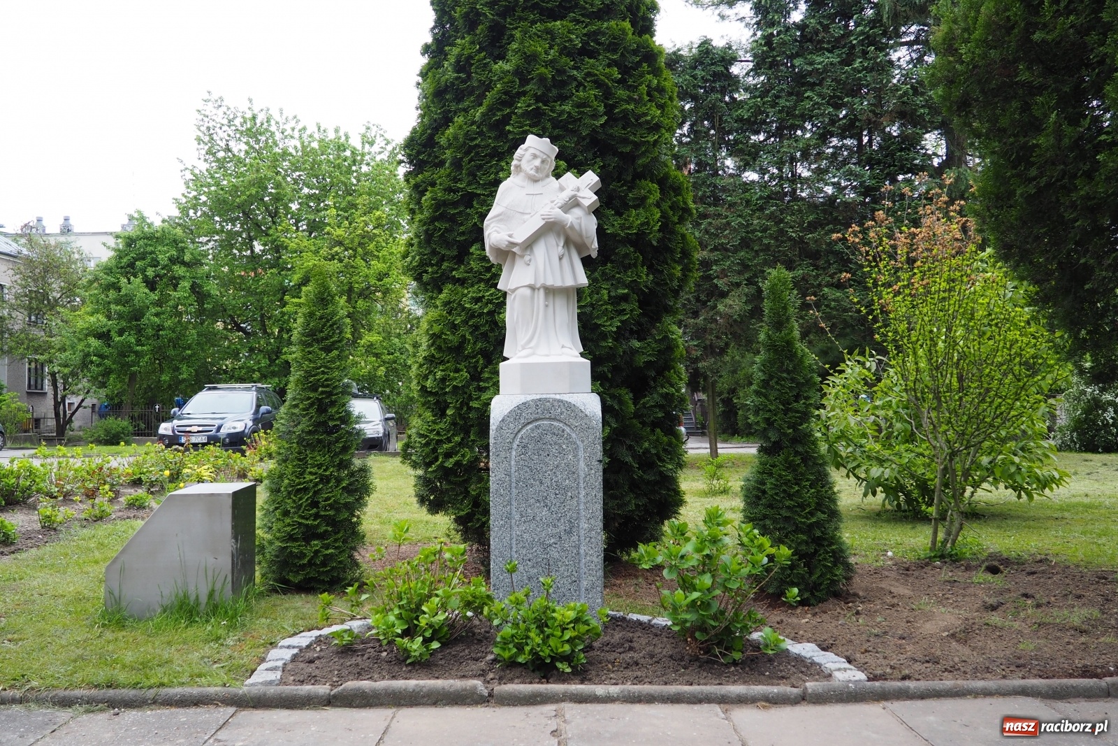 Zdjęcie w galerii na portalu naszraciborz.pl: Przy kościele NSPJ poświęcono nową figurę św. Jana Nepomucena wiadomości z regionu