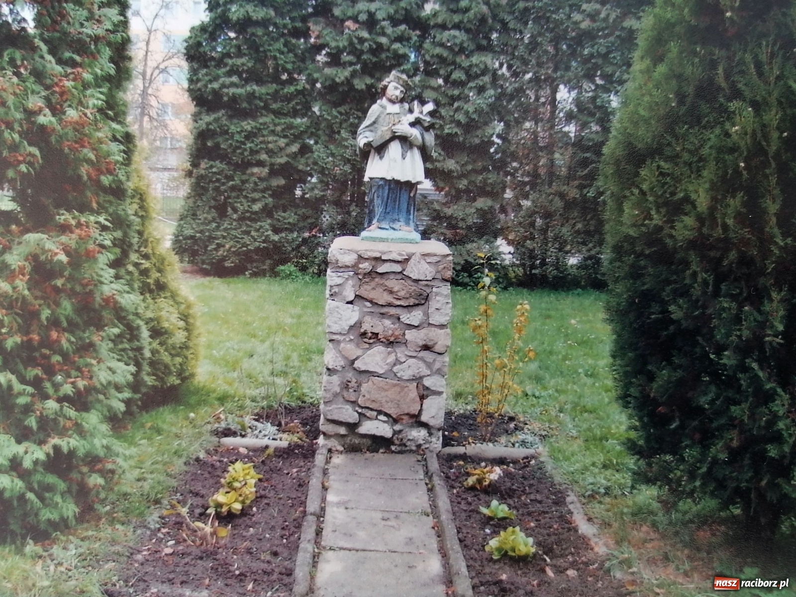 Zdjęcie w galerii na portalu naszraciborz.pl: Przy kościele NSPJ poświęcono nową figurę św. Jana Nepomucena wiadomości z regionu