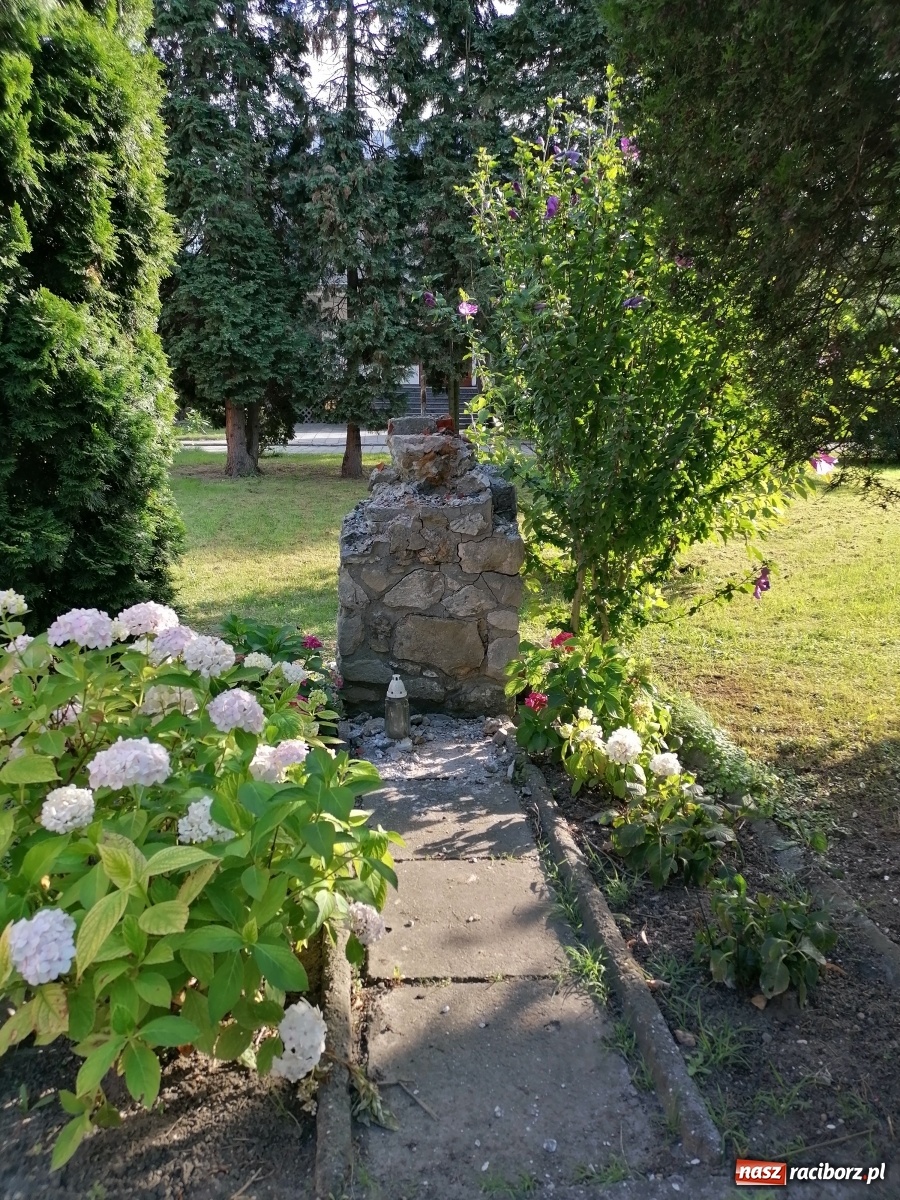 Zdjęcie w galerii na portalu naszraciborz.pl: Przy kościele NSPJ poświęcono nową figurę św. Jana Nepomucena wiadomości z regionu