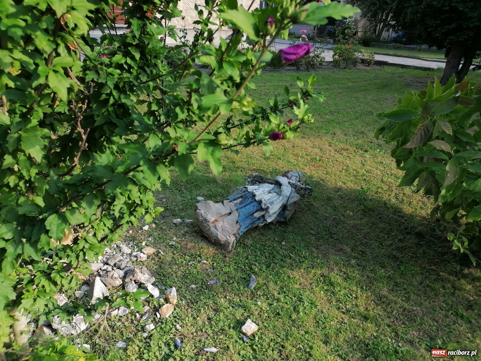 Zdjęcie w galerii na portalu naszraciborz.pl: Przy kościele NSPJ poświęcono nową figurę św. Jana Nepomucena wiadomości z regionu