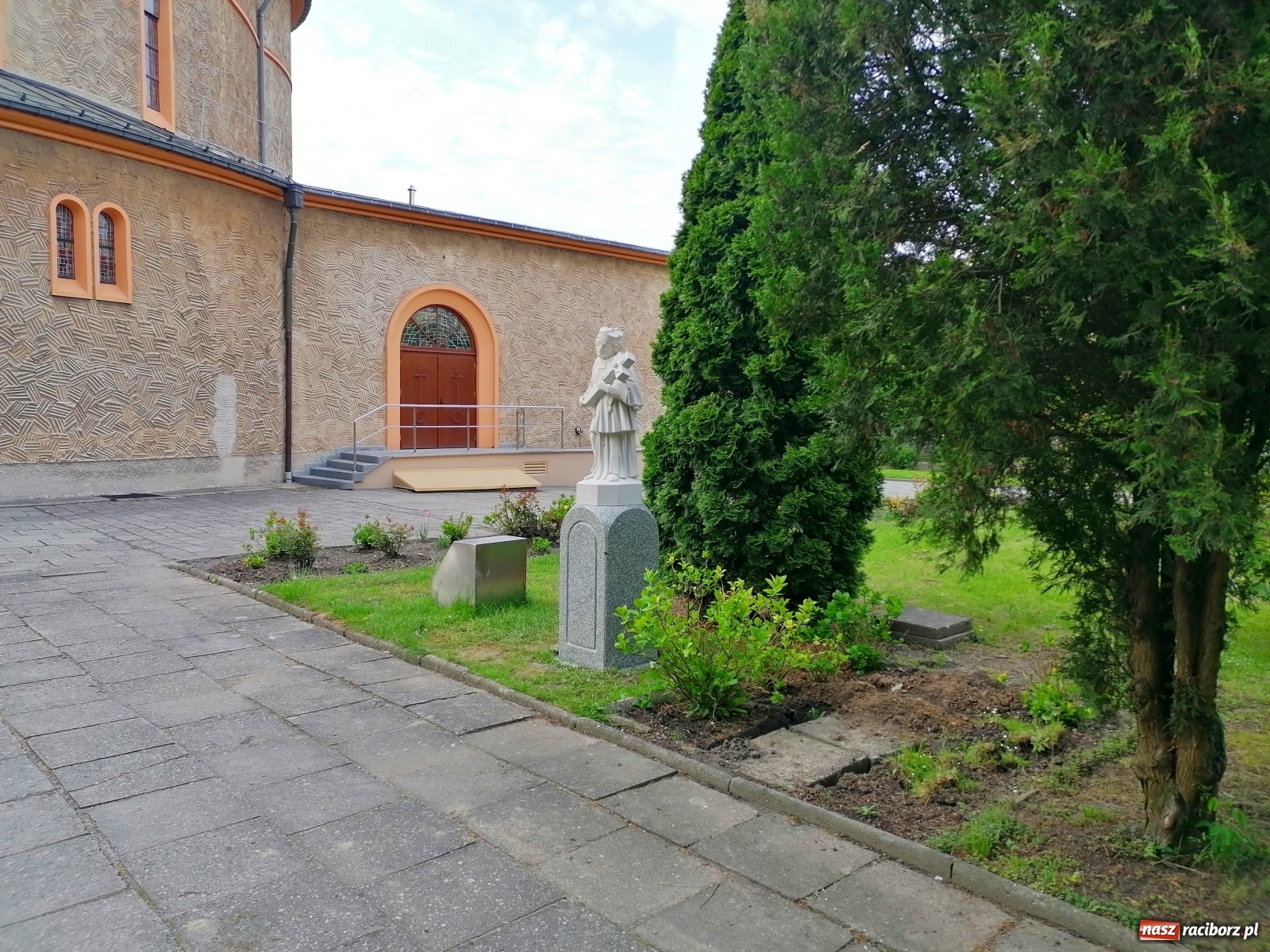 Zdjęcie w galerii na portalu naszraciborz.pl: Przy kościele NSPJ poświęcono nową figurę św. Jana Nepomucena wiadomości z regionu