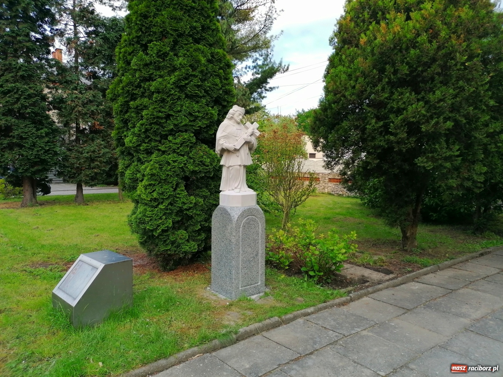 Zdjęcie w galerii na portalu naszraciborz.pl: Przy kościele NSPJ poświęcono nową figurę św. Jana Nepomucena wiadomości z regionu