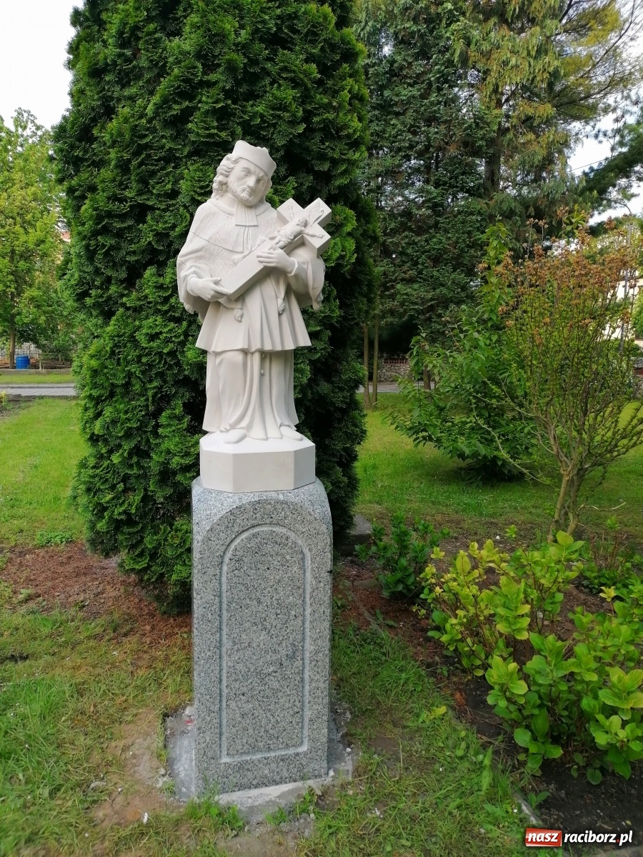 Zdjęcie w galerii na portalu naszraciborz.pl: Przy kościele NSPJ poświęcono nową figurę św. Jana Nepomucena wiadomości z regionu