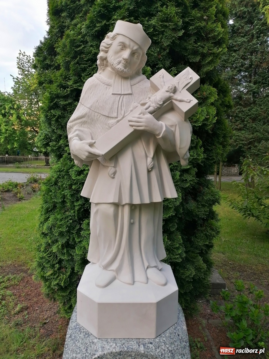 Zdjęcie w galerii na portalu naszraciborz.pl: Przy kościele NSPJ poświęcono nową figurę św. Jana Nepomucena wiadomości z regionu