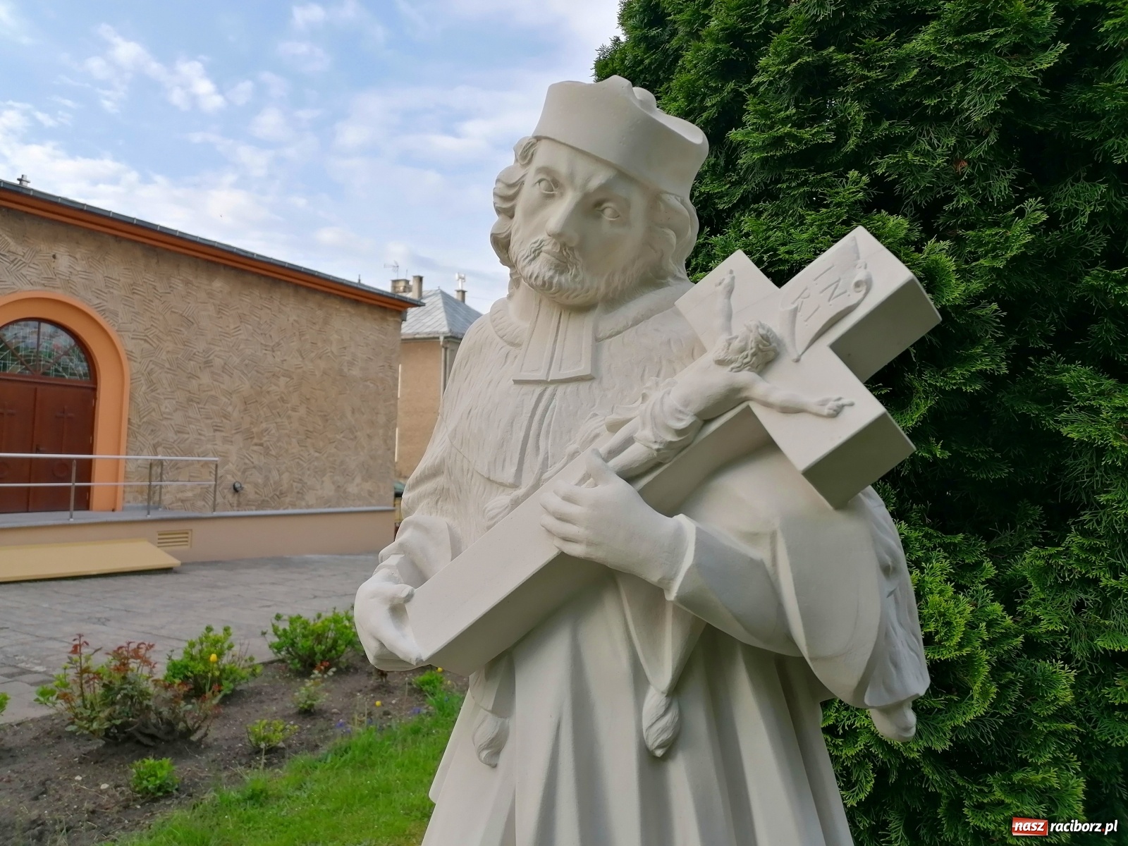 Zdjęcie w galerii na portalu naszraciborz.pl: Przy kościele NSPJ poświęcono nową figurę św. Jana Nepomucena wiadomości z regionu