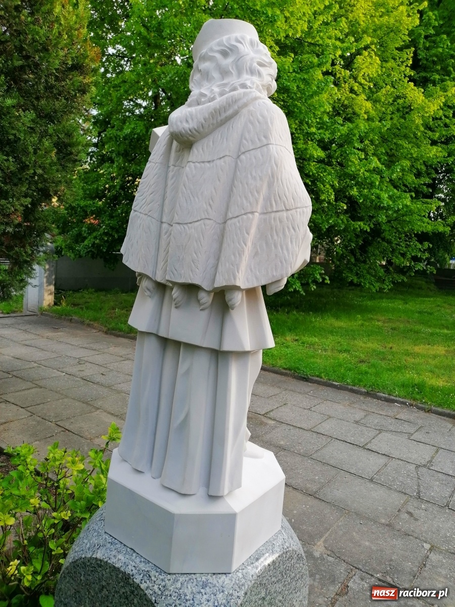 Zdjęcie w galerii na portalu naszraciborz.pl: Przy kościele NSPJ poświęcono nową figurę św. Jana Nepomucena wiadomości z regionu