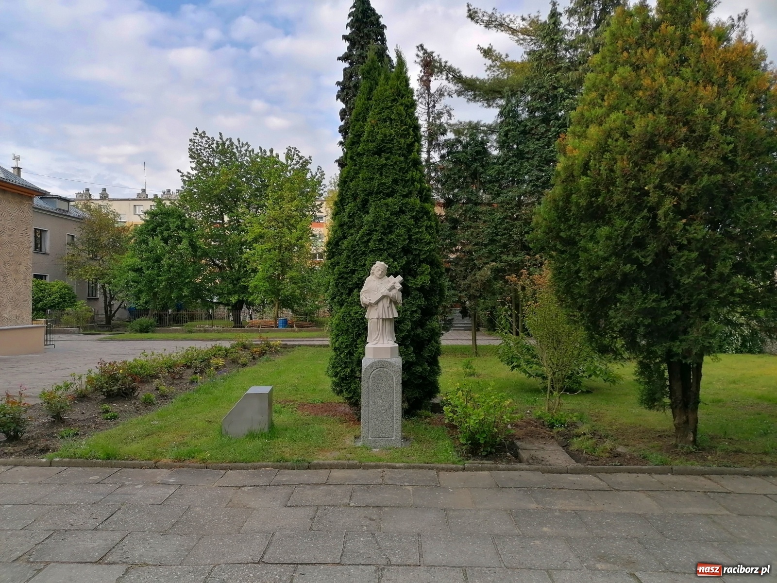 Zdjęcie w galerii na portalu naszraciborz.pl: Przy kościele NSPJ poświęcono nową figurę św. Jana Nepomucena wiadomości z regionu