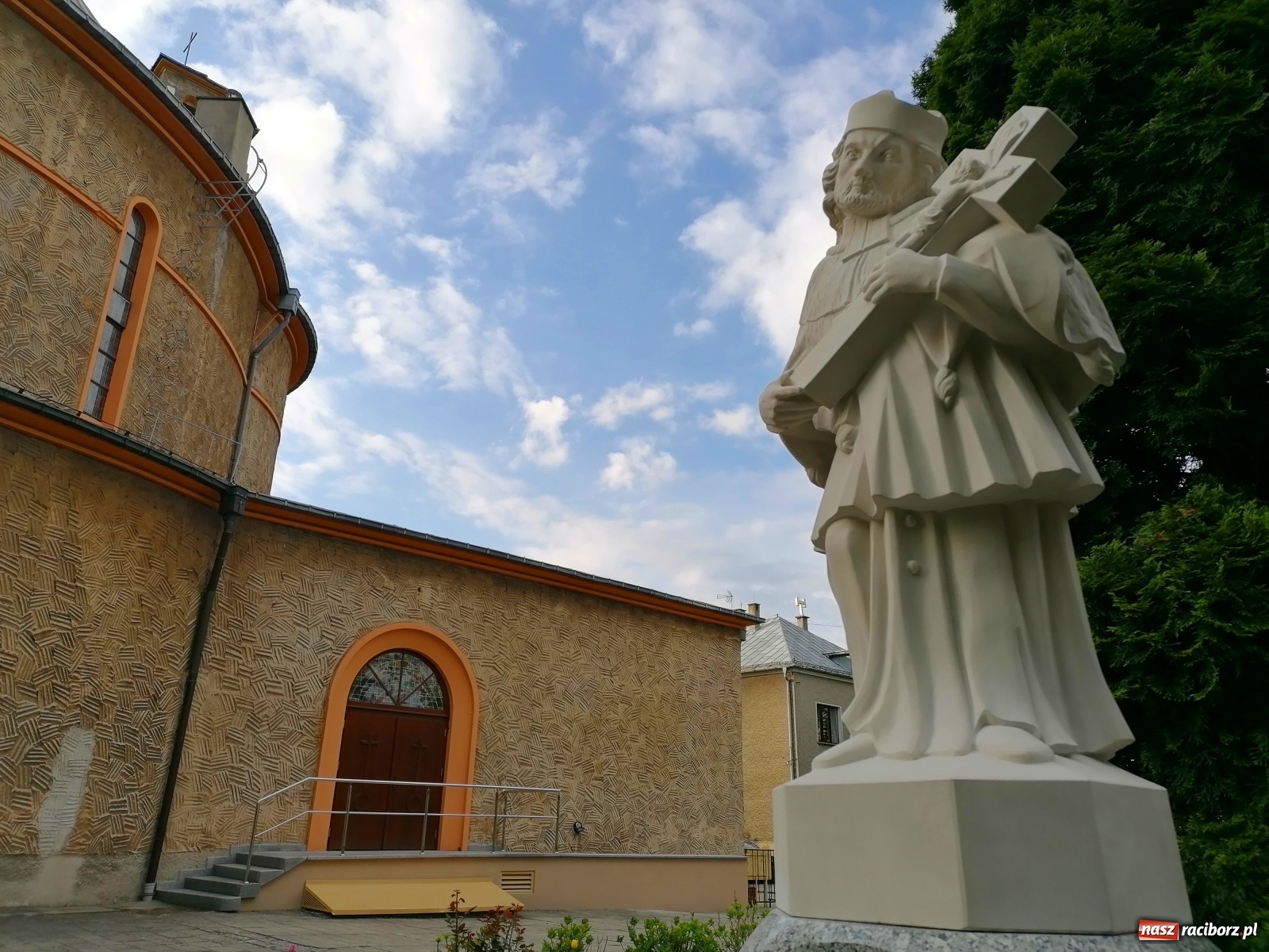 Zdjęcie w galerii na portalu naszraciborz.pl: Przy kościele NSPJ poświęcono nową figurę św. Jana Nepomucena wiadomości z regionu