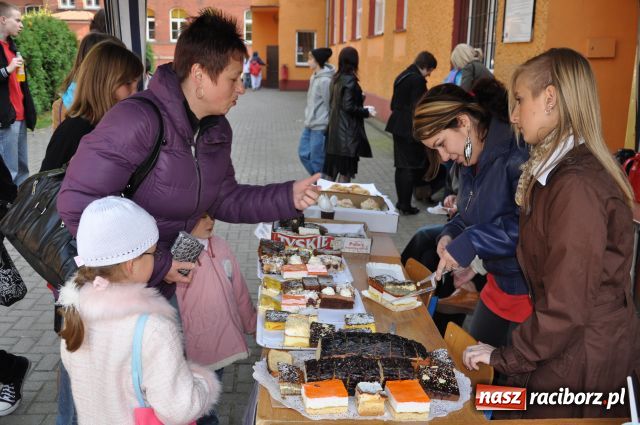 Zdjęcie w galerii na portalu naszraciborz.pl: W Gimnazjum nr 5 podwójne święto wiadomości z regionu