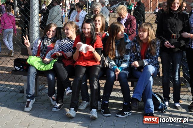 Zdjęcie w galerii na portalu naszraciborz.pl: W Gimnazjum nr 5 podwójne święto wiadomości z regionu